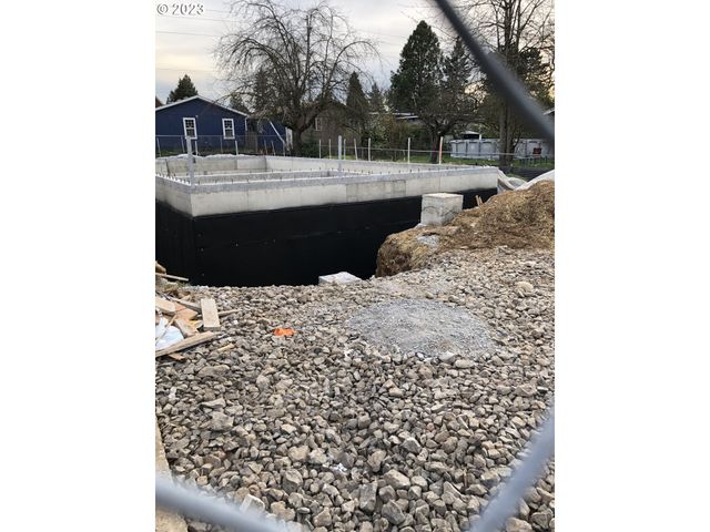 8040 Se KNIGHT St, Portland, OR 97206