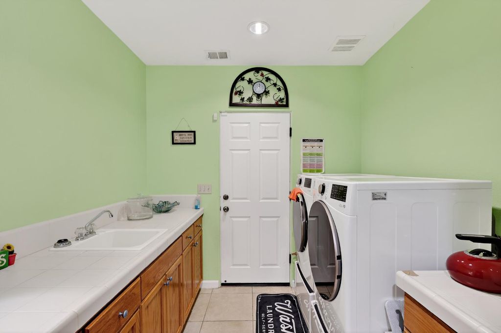 Image 24 of property listing at 8815 Laguna, Chowchilla, CA 93610