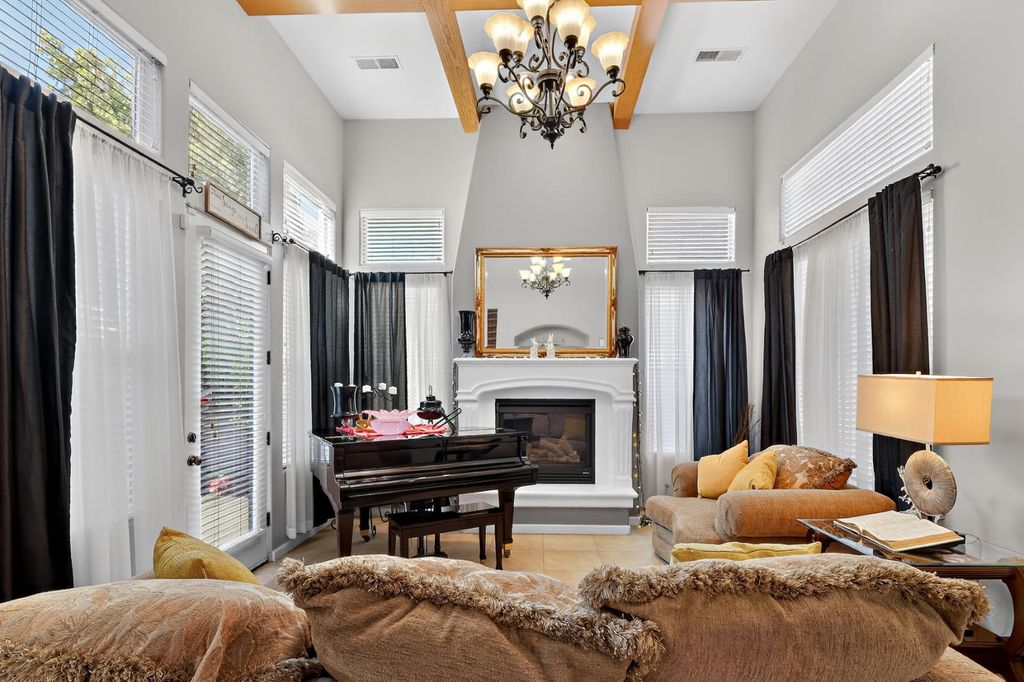 Image 9 of property listing at 8815 Laguna, Chowchilla, CA 93610