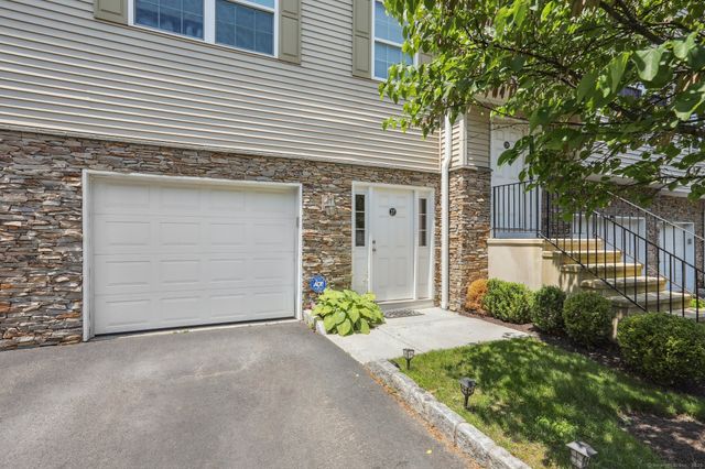 27 Riverview Court 27, Brookfield, CT 06804