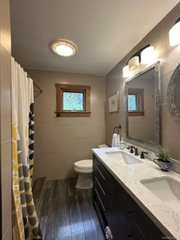 44 Lynn Avenue, Hampton Bays, NY 11946