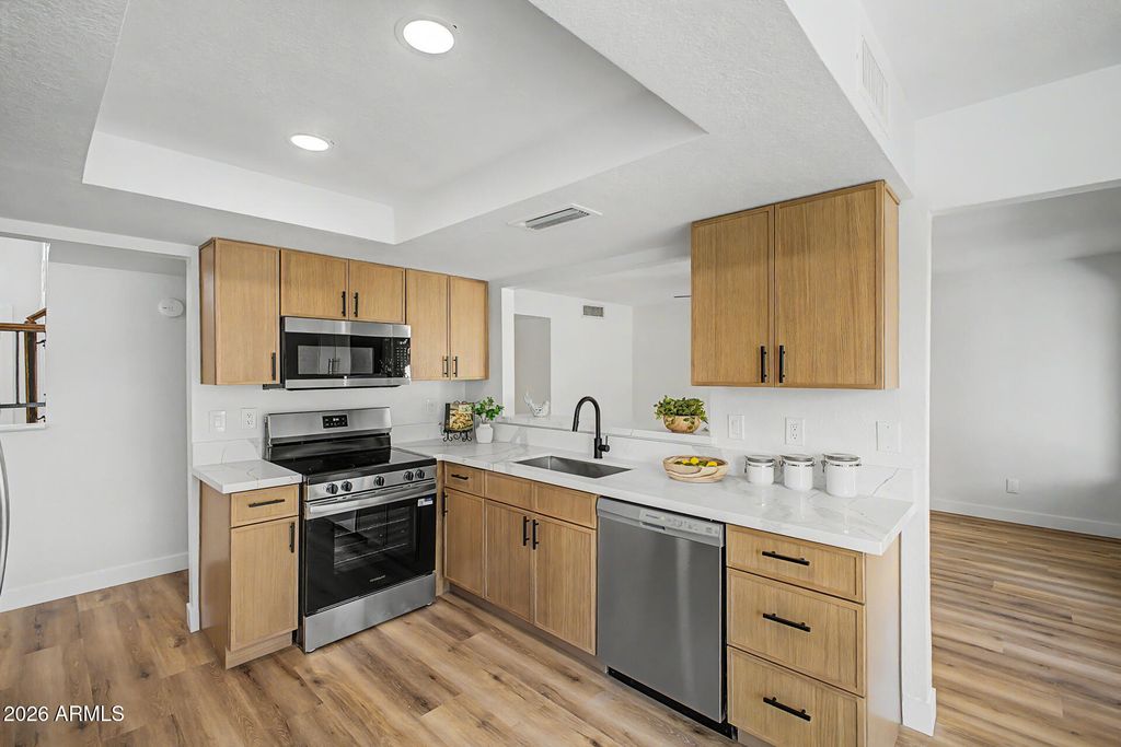 Image 11 of property listing at 4221 E AMBERWOOD Drive, Phoenix, AZ 85048