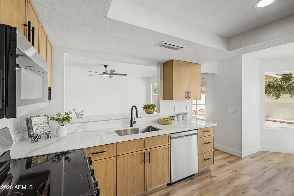 Image 12 of property listing at 4221 E AMBERWOOD Drive, Phoenix, AZ 85048
