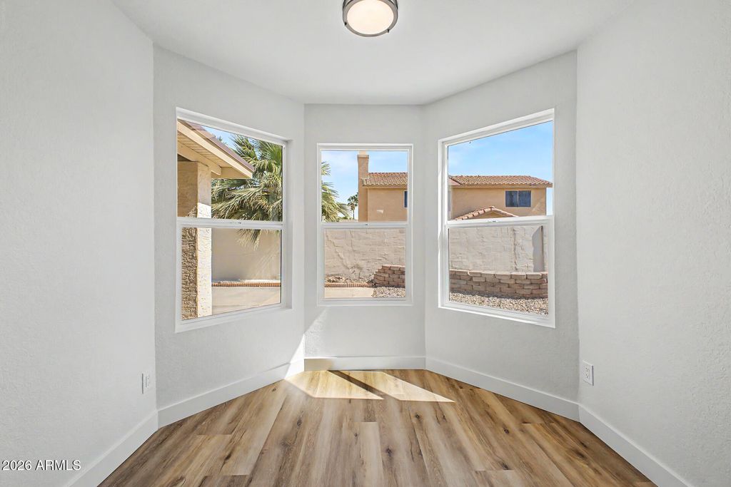 Image 13 of property listing at 4221 E AMBERWOOD Drive, Phoenix, AZ 85048