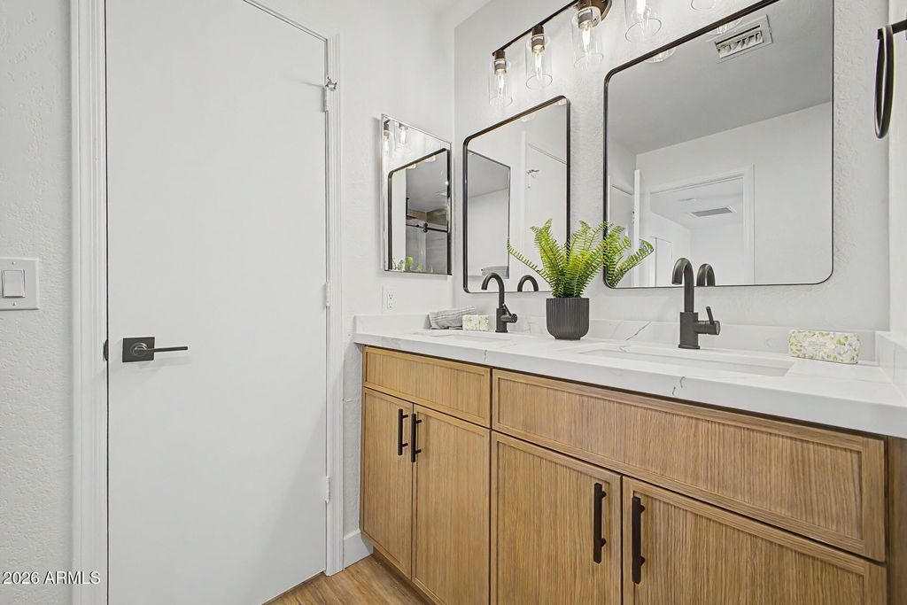 Image 17 of property listing at 4221 E AMBERWOOD Drive, Phoenix, AZ 85048