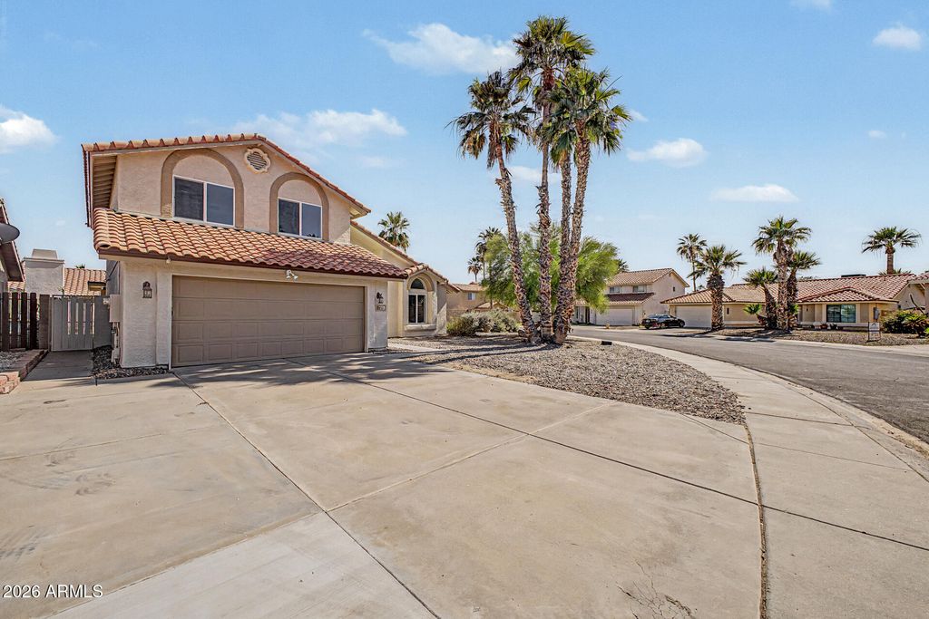 Image 2 of property listing at 4221 E AMBERWOOD Drive, Phoenix, AZ 85048