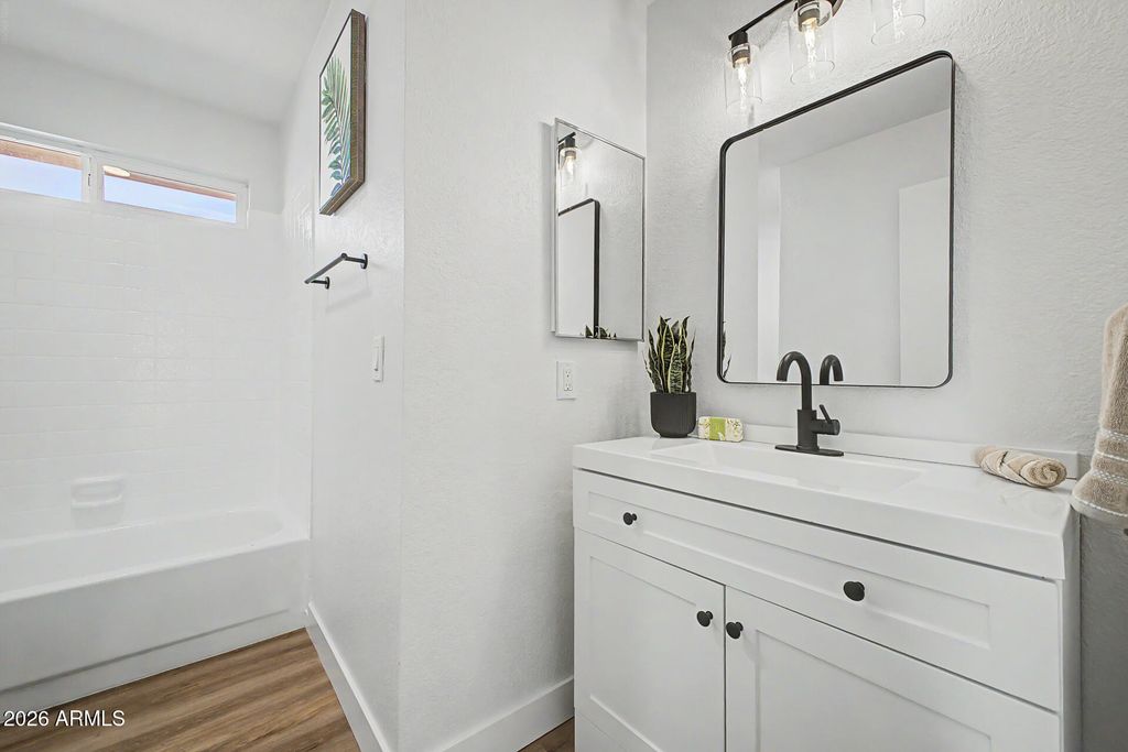 Image 23 of property listing at 4221 E AMBERWOOD Drive, Phoenix, AZ 85048
