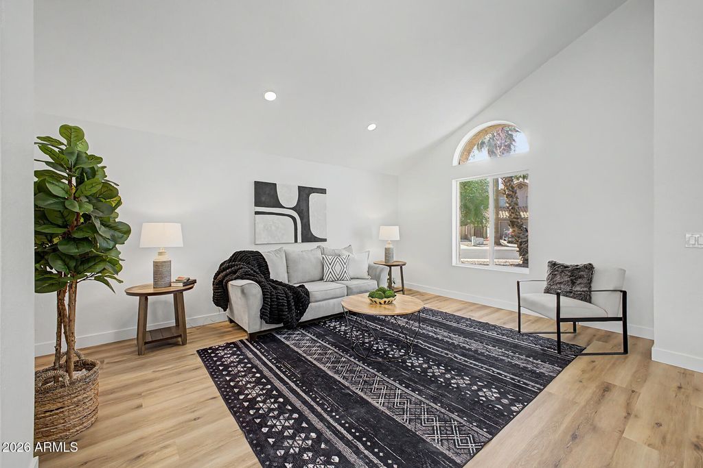 Image 5 of property listing at 4221 E AMBERWOOD Drive, Phoenix, AZ 85048