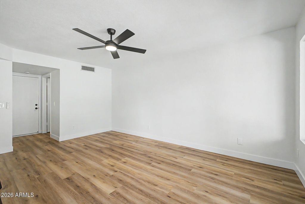 Image 8 of property listing at 4221 E AMBERWOOD Drive, Phoenix, AZ 85048