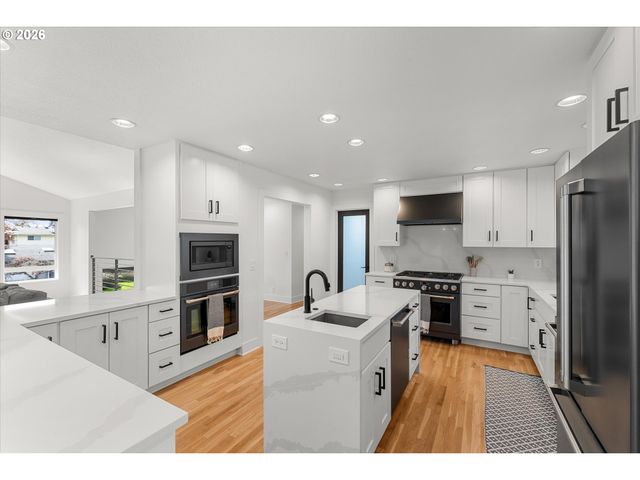 5619 Sw WINDSOR Ct, Portland, OR 97221