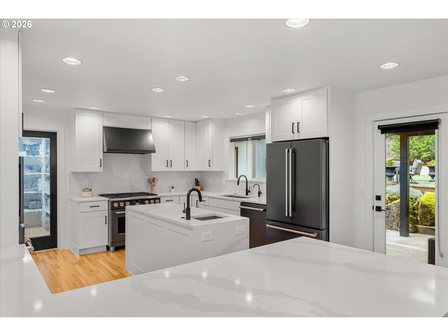 5619 Sw WINDSOR Ct, Portland, OR 97221