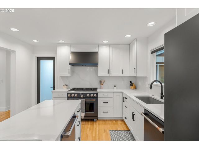 5619 Sw WINDSOR Ct, Portland, OR 97221