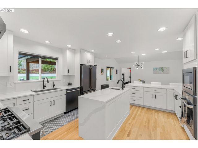 5619 Sw WINDSOR Ct, Portland, OR 97221