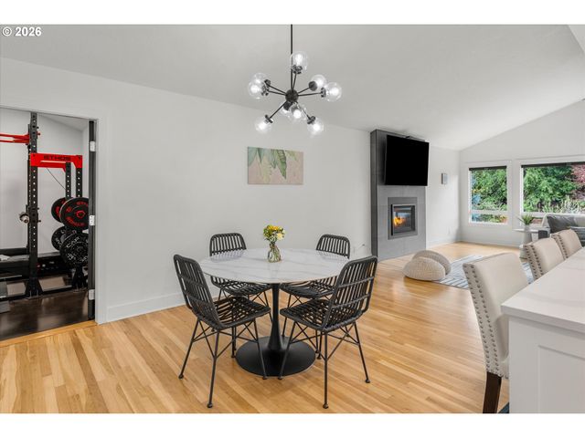 5619 Sw WINDSOR Ct, Portland, OR 97221