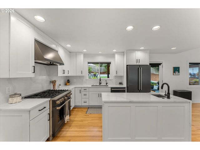 5619 Sw WINDSOR Ct, Portland, OR 97221