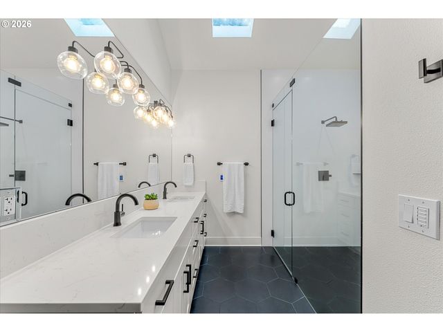 5619 Sw WINDSOR Ct, Portland, OR 97221