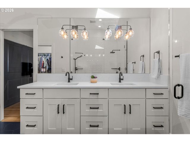 5619 Sw WINDSOR Ct, Portland, OR 97221