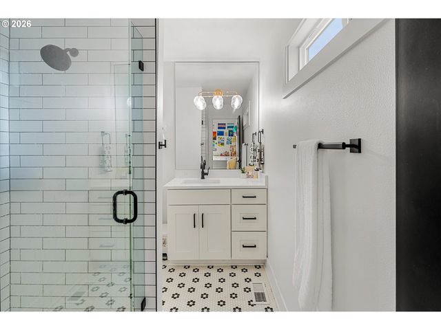 5619 Sw WINDSOR Ct, Portland, OR 97221