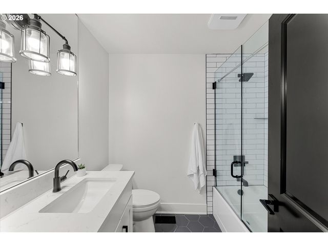 5619 Sw WINDSOR Ct, Portland, OR 97221