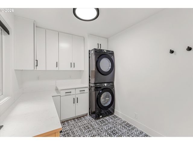 5619 Sw WINDSOR Ct, Portland, OR 97221