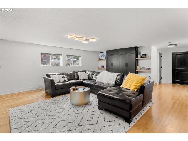 5619 Sw WINDSOR Ct, Portland, OR 97221