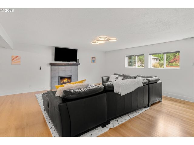 5619 Sw WINDSOR Ct, Portland, OR 97221