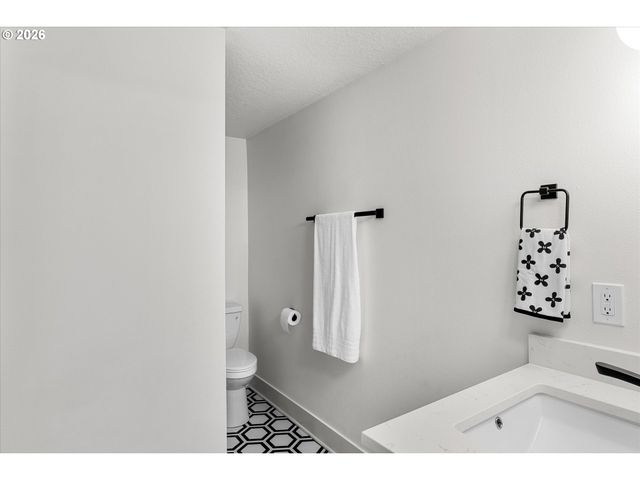 5619 Sw WINDSOR Ct, Portland, OR 97221