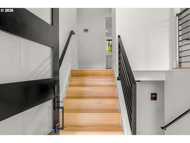 5619 Sw WINDSOR Ct, Portland, OR 97221