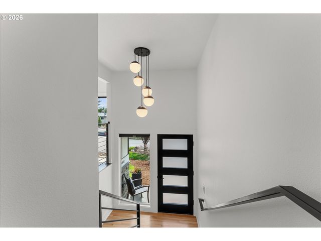 5619 Sw WINDSOR Ct, Portland, OR 97221