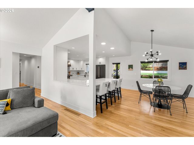 5619 Sw WINDSOR Ct, Portland, OR 97221