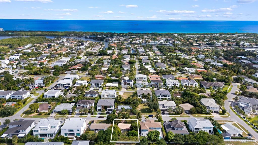 1001 NE 2nd Ter, Boca Raton, FL 33432