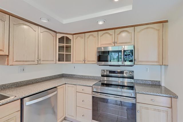 5390 Woodland Lakes Drive 102, Palm Beach Gardens, FL 33418