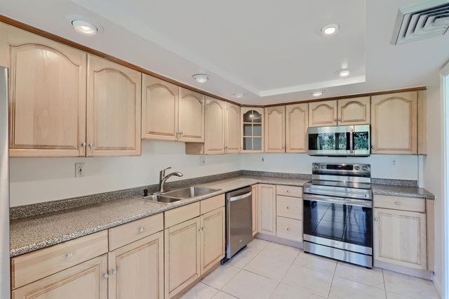 5390 Woodland Lakes Drive 102, Palm Beach Gardens, FL 33418