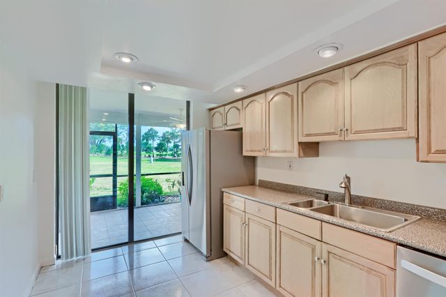 5390 Woodland Lakes Drive 102, Palm Beach Gardens, FL 33418