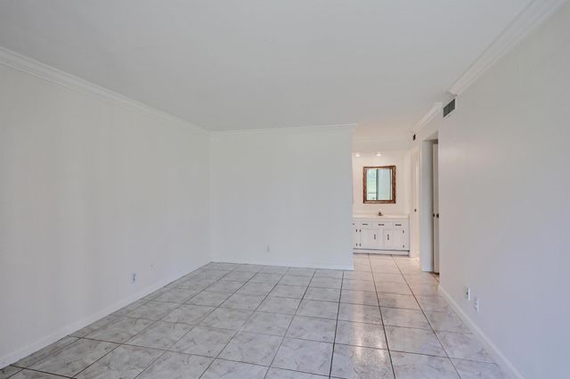 5390 Woodland Lakes Drive 102, Palm Beach Gardens, FL 33418