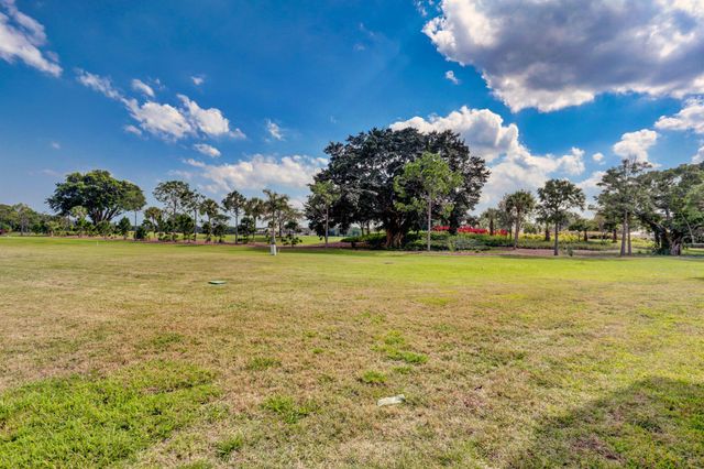 5390 Woodland Lakes Drive 102, Palm Beach Gardens, FL 33418