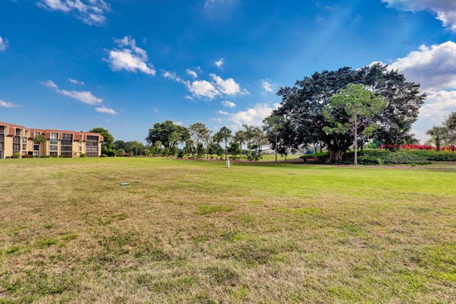 5390 Woodland Lakes Drive 102, Palm Beach Gardens, FL 33418