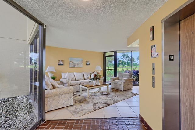 5390 Woodland Lakes Drive 102, Palm Beach Gardens, FL 33418