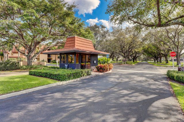 5390 Woodland Lakes Drive 102, Palm Beach Gardens, FL 33418