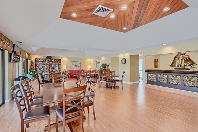 5390 Woodland Lakes Drive 102, Palm Beach Gardens, FL 33418