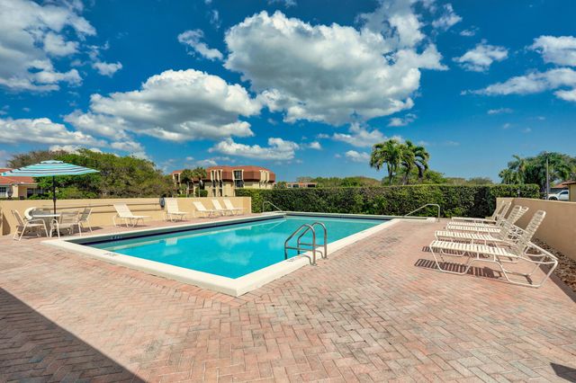 5390 Woodland Lakes Drive 102, Palm Beach Gardens, FL 33418