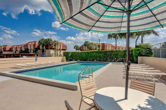 5390 Woodland Lakes Drive 102, Palm Beach Gardens, FL 33418