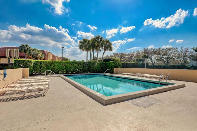 5390 Woodland Lakes Drive 102, Palm Beach Gardens, FL 33418