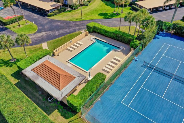 5390 Woodland Lakes Drive 102, Palm Beach Gardens, FL 33418