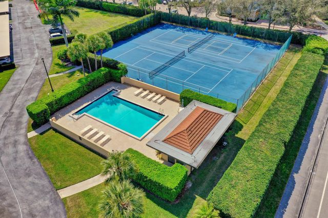 5390 Woodland Lakes Drive 102, Palm Beach Gardens, FL 33418