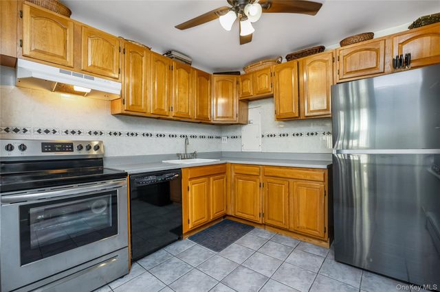 65 Club Lane, Levittown, NY 11756