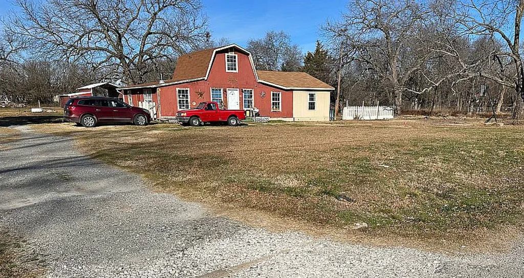 308 S Jernigan Street, Bells, TX 75414
