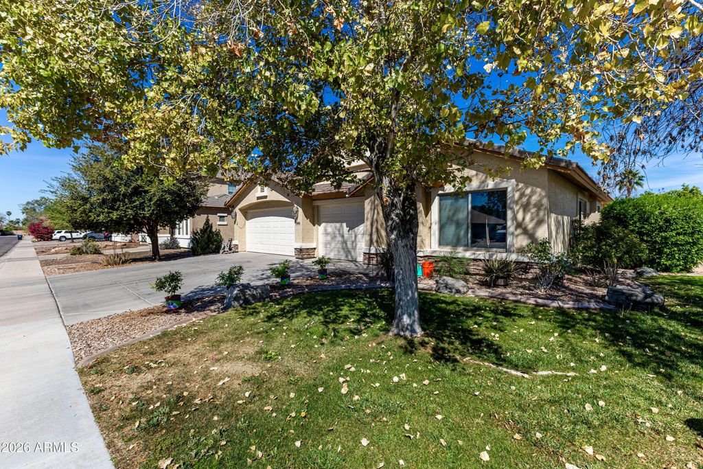 Image 2 of property listing at 3904 W Sandra Terrace, Phoenix, AZ 85053