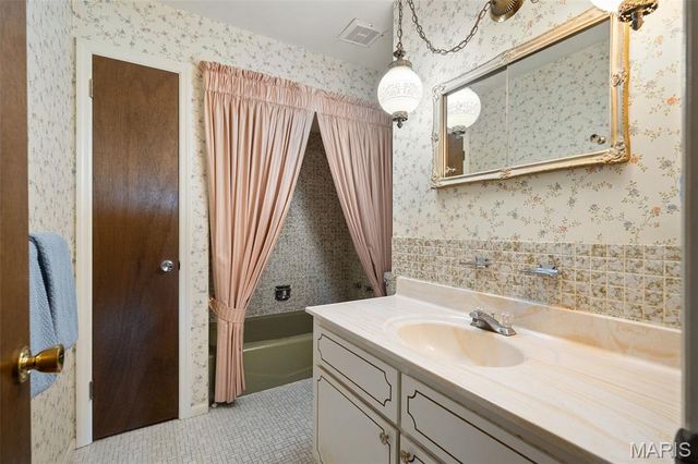 9263 Cinnabar Drive, St Louis, MO 63126