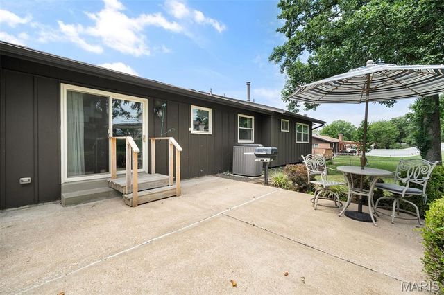 9263 Cinnabar Drive, St Louis, MO 63126